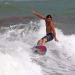 Surfistas desafían el oleaje del huracán Erin en Stuart, Florida