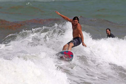 Surfistas desafían el oleaje del huracán Erin en Stuart, Florida