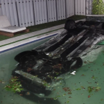 Conductor se queda dormido y termina con su vehículo en una piscina de Pembroke Pines