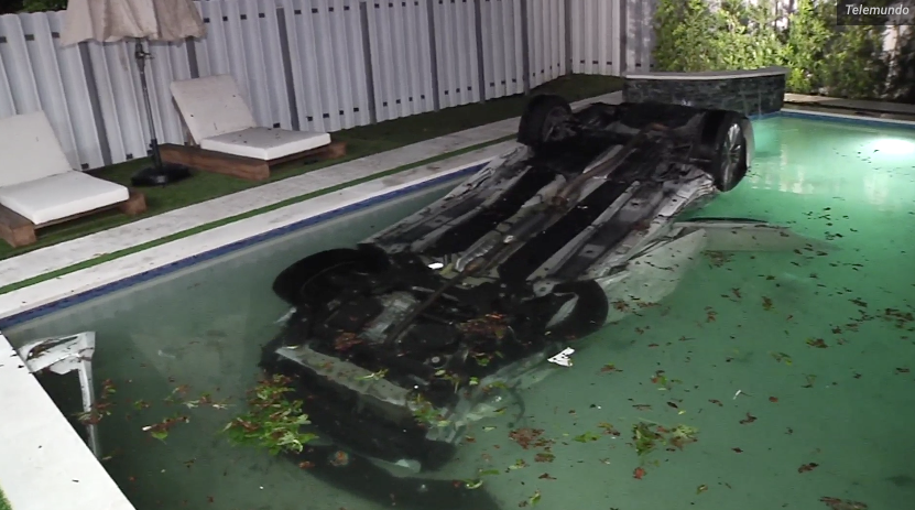 Conductor se queda dormido y termina con su vehículo en una piscina de Pembroke Pines