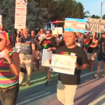 Protesta en Miami Beach contra orden estatal de eliminar pasos peatonales arcoíris