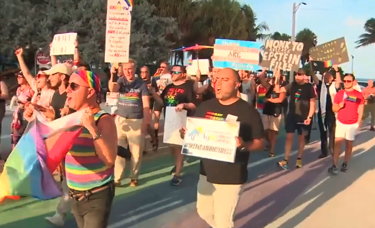 Protesta en Miami Beach contra orden estatal de eliminar pasos peatonales arcoíris