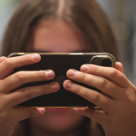 Pediatras y expertos alertan: el celular antes de los 13 años impacta la salud mental y el bienestar familiar