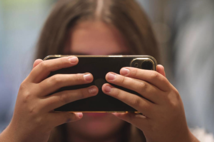 Pediatras y expertos alertan: el celular antes de los 13 años impacta la salud mental y el bienestar familiar