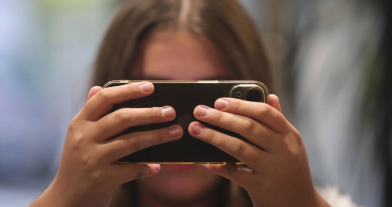 Pediatras y expertos alertan: el celular antes de los 13 años impacta la salud mental y el bienestar familiar