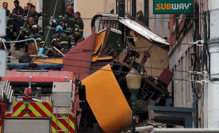15 muertos y más de 18 heridos tras descarrilamiento del Elevador da Glória