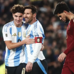 Messi brilla con doblete y Argentina derrota a Venezuela en una noche histórica en el Monumental