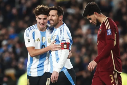 Messi brilla con doblete y Argentina derrota a Venezuela en una noche histórica en el Monumental