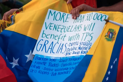 Juez federal bloquea intento de cancelar el TPS para venezolanos