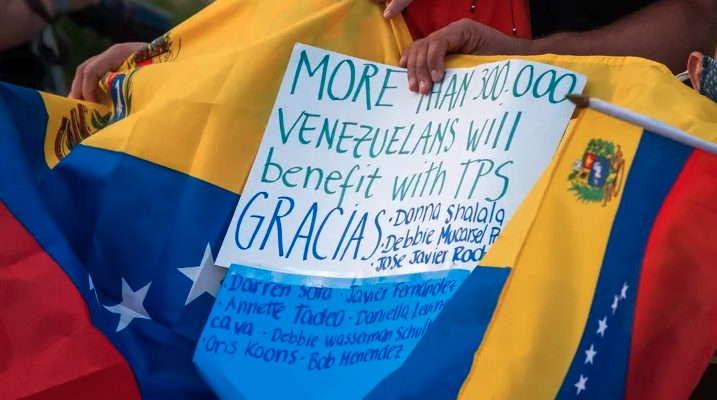 Juez federal bloquea intento de cancelar el TPS para venezolanos