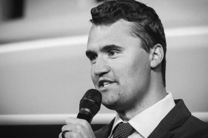 Charlie Kirk fallece tras ser baleado durante un evento universitario en Utah