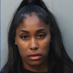 Mujer arrestada en Doral tras dejar solo a su hijo