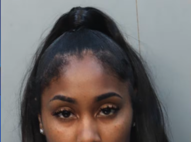 Mujer arrestada en Doral tras dejar solo a su hijo