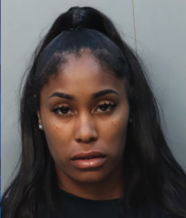 Mujer arrestada en Doral tras dejar solo a su hijo