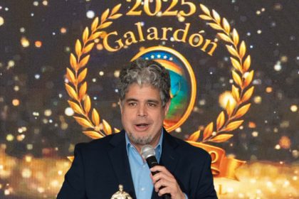 Tom Monasterios galardonado Periodista Alternativo del año