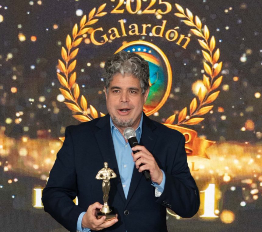 Tom Monasterios galardonado Periodista Alternativo del año