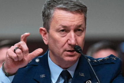 El jefe del Estado Mayor de EE. UU. visita Puerto Rico en medio de creciente tensión con Venezuela