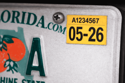 Cámara de Florida aprueba eliminar el sticker amarillo de las placas