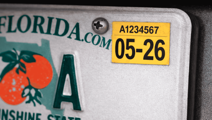 Cámara de Florida aprueba eliminar el sticker amarillo de las placas