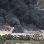 Voraz incendio en almacén de Miami-Dade genera enorme columna de humo