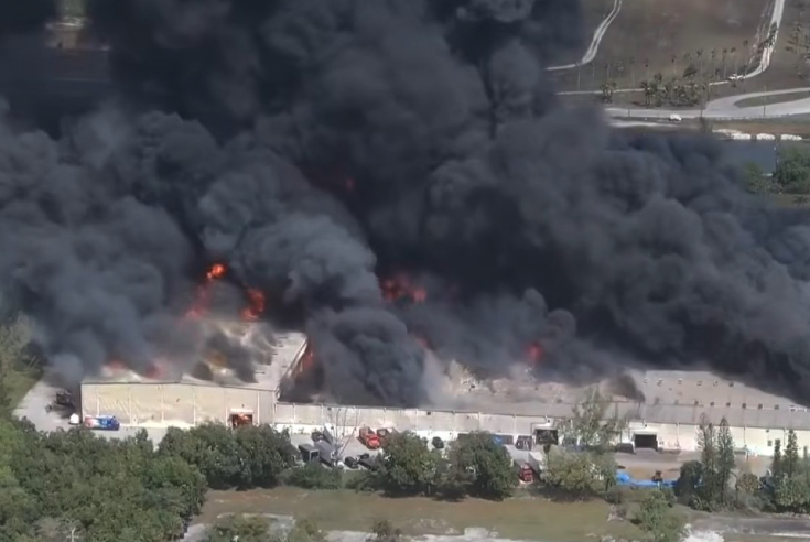 Voraz incendio en almacén de Miami-Dade genera enorme columna de humo