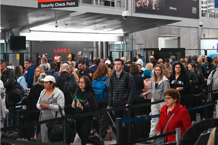Largas filas y caos en aeropuertos del sur de Florida por Spring Break y problemas en TSA
